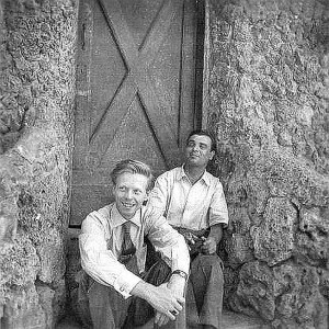 Carlo Coccioli con un amico negli anni '50
