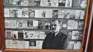 Carlo coccioli davanti ai suoi libri.